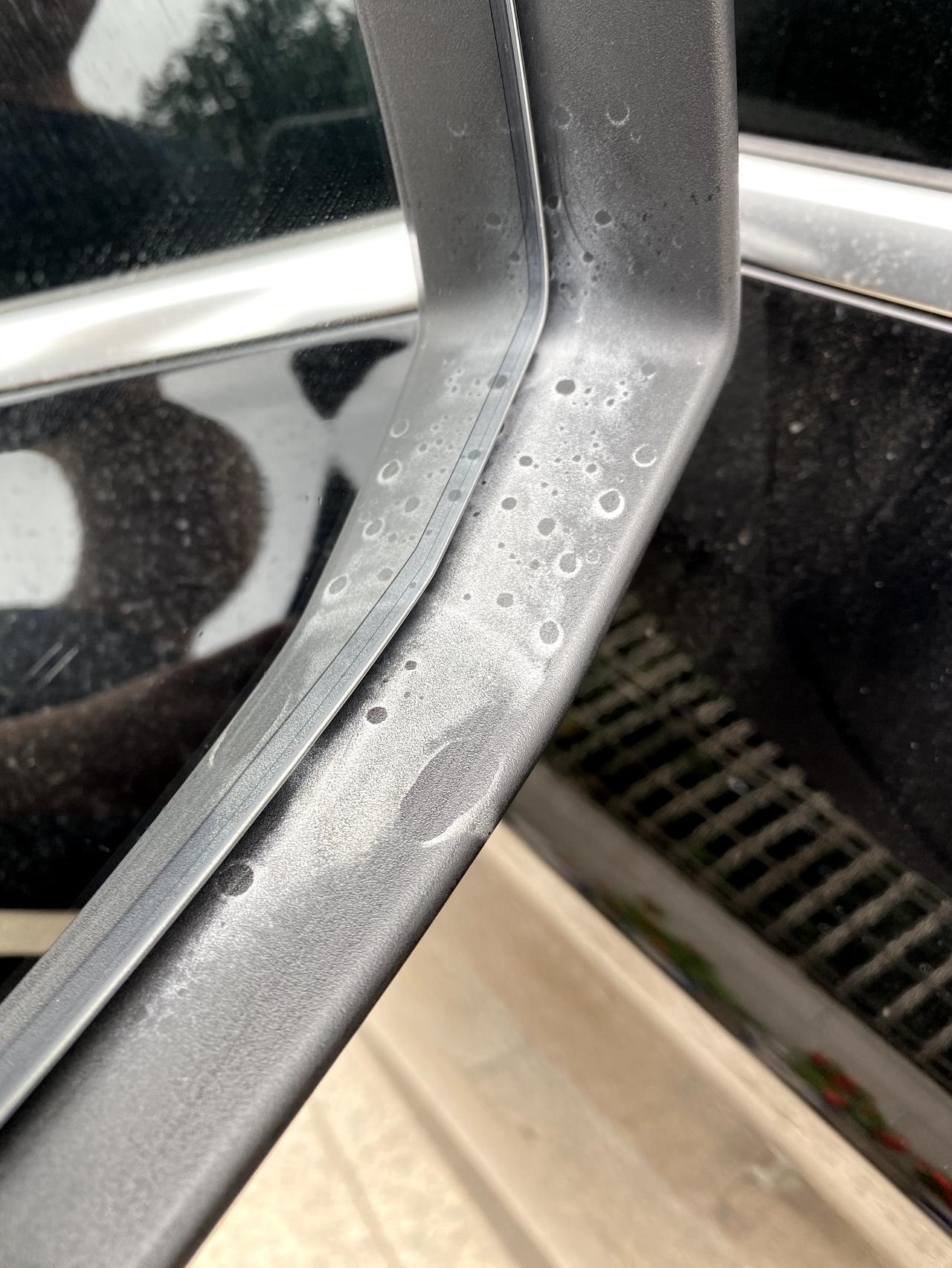 奥迪Q5L 不懂就问，提车20天，应该就淋了2.3 天的雨，后视镜这就这样，另一边没有。是正常情况吗，怎么处理。