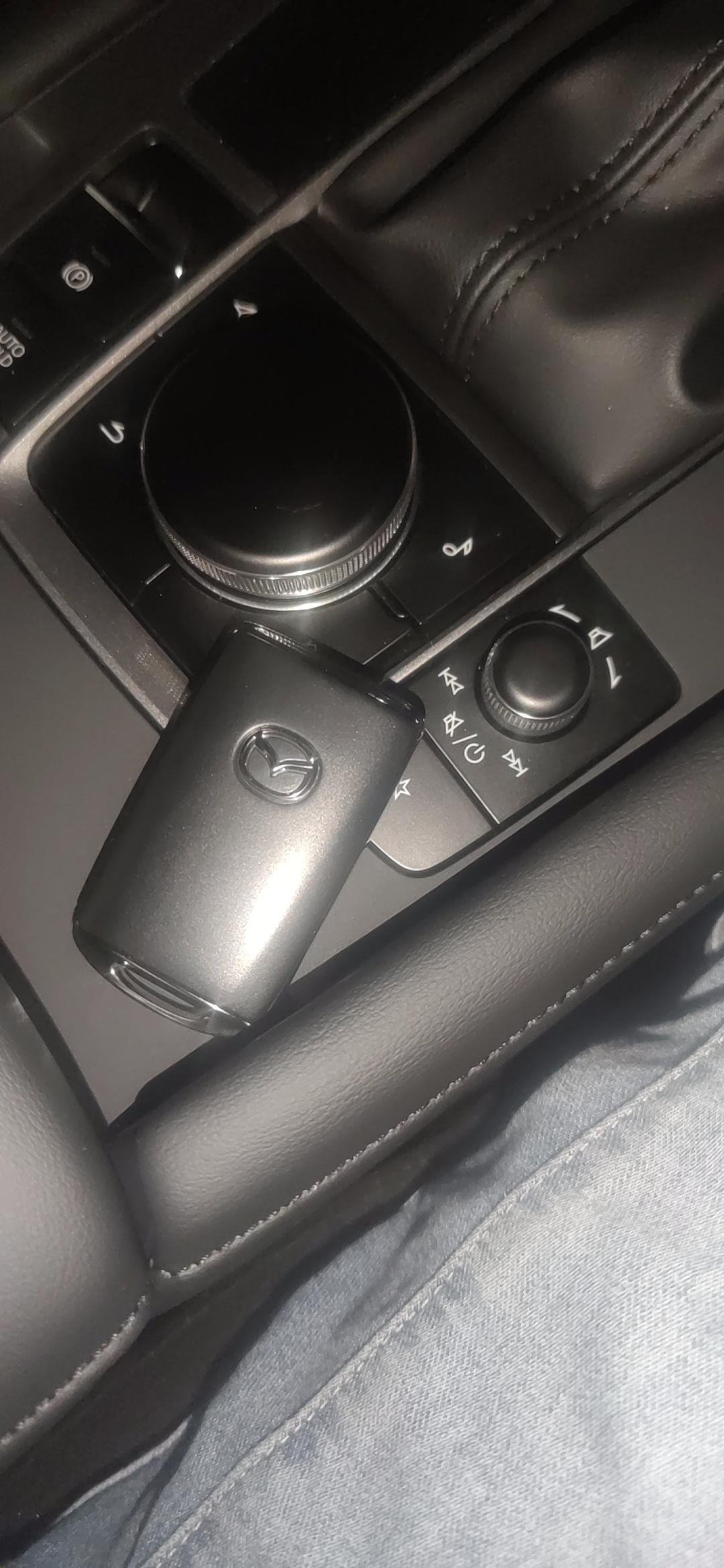 马自达3 昂克赛拉 兄弟们，前天看的车，昨天提车了，质擎版，昨天夜里回来的事前挡风玻璃有哈气水雾，因为是新手工作按键不太