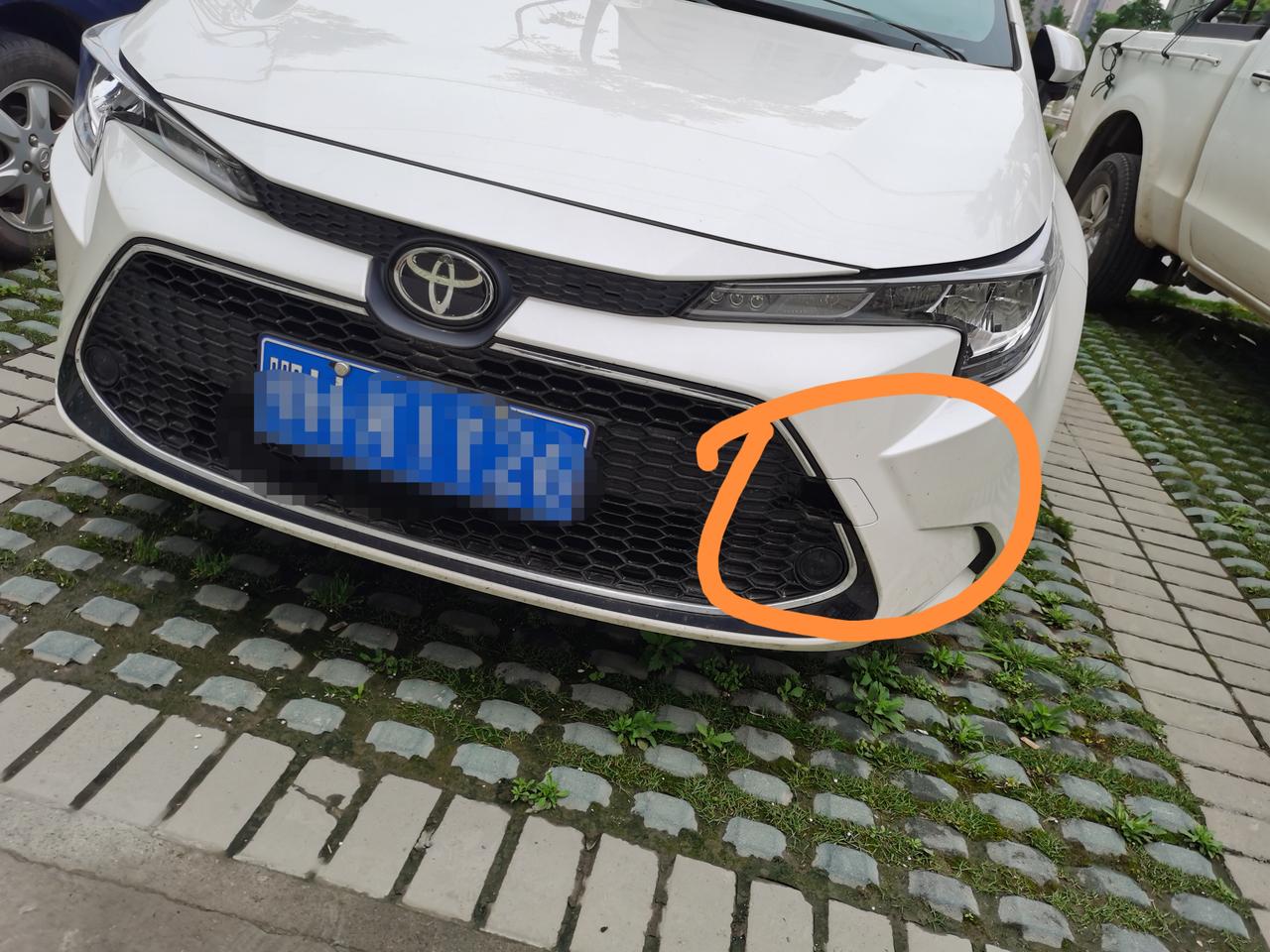 2020款雷凌豪华版，这个地方坏了，请问有配的吗，大概多少钱呢？几天没动车，停马路边，之前都有，今天一看，缺了一块，唉…