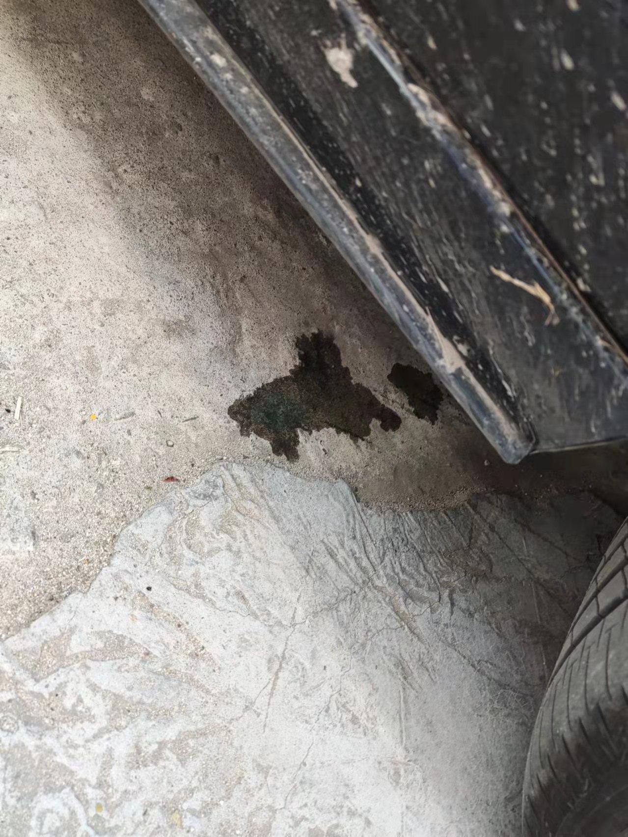 马自达3 昂克赛拉 大佬们…怎么加了玻璃水开了一段距离后，停了几分钟…留出这样的水…是不是玻璃水？是不是有什么装水的那个
