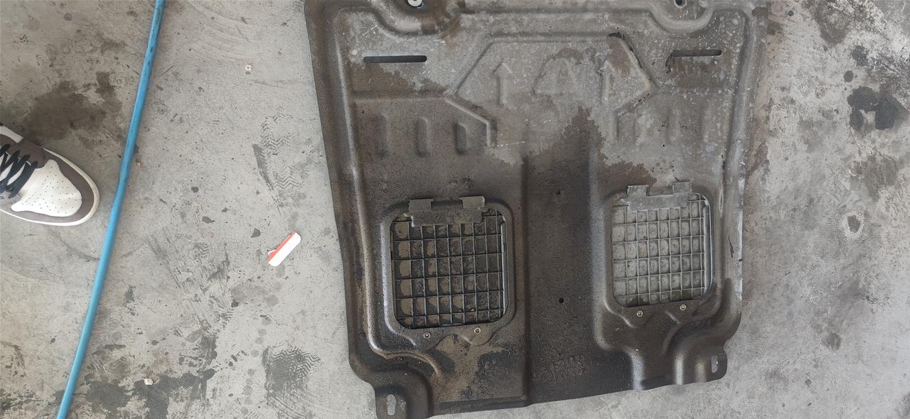 雪佛兰科鲁泽 铁子们   变速箱漏油了,4s说变速箱密封垫的问题还没两年的车子 56000公里我吐了呀