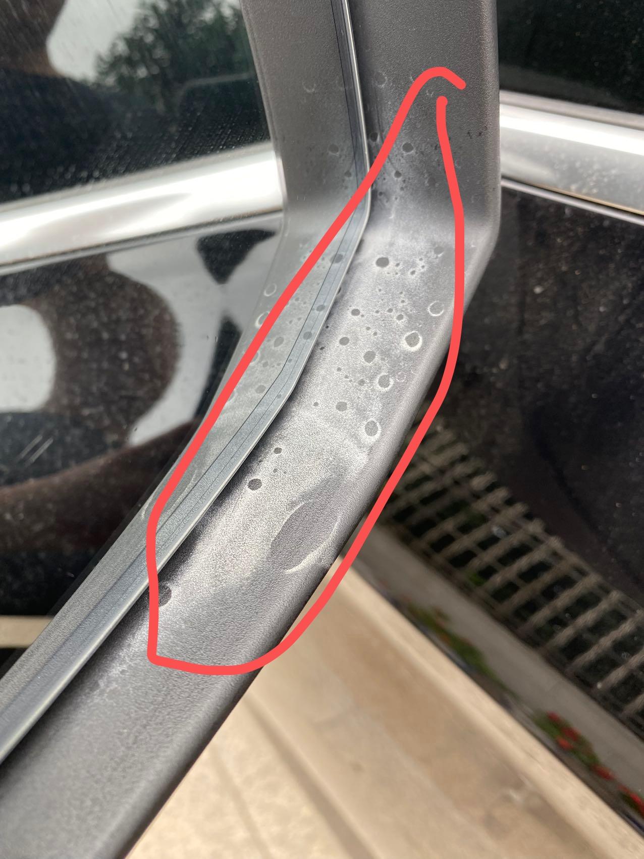 奥迪Q5L 不懂就问，提车20天，应该就淋了2.3 天的雨，后视镜这就这样，另一边没有。是正常情况吗，怎么处理。