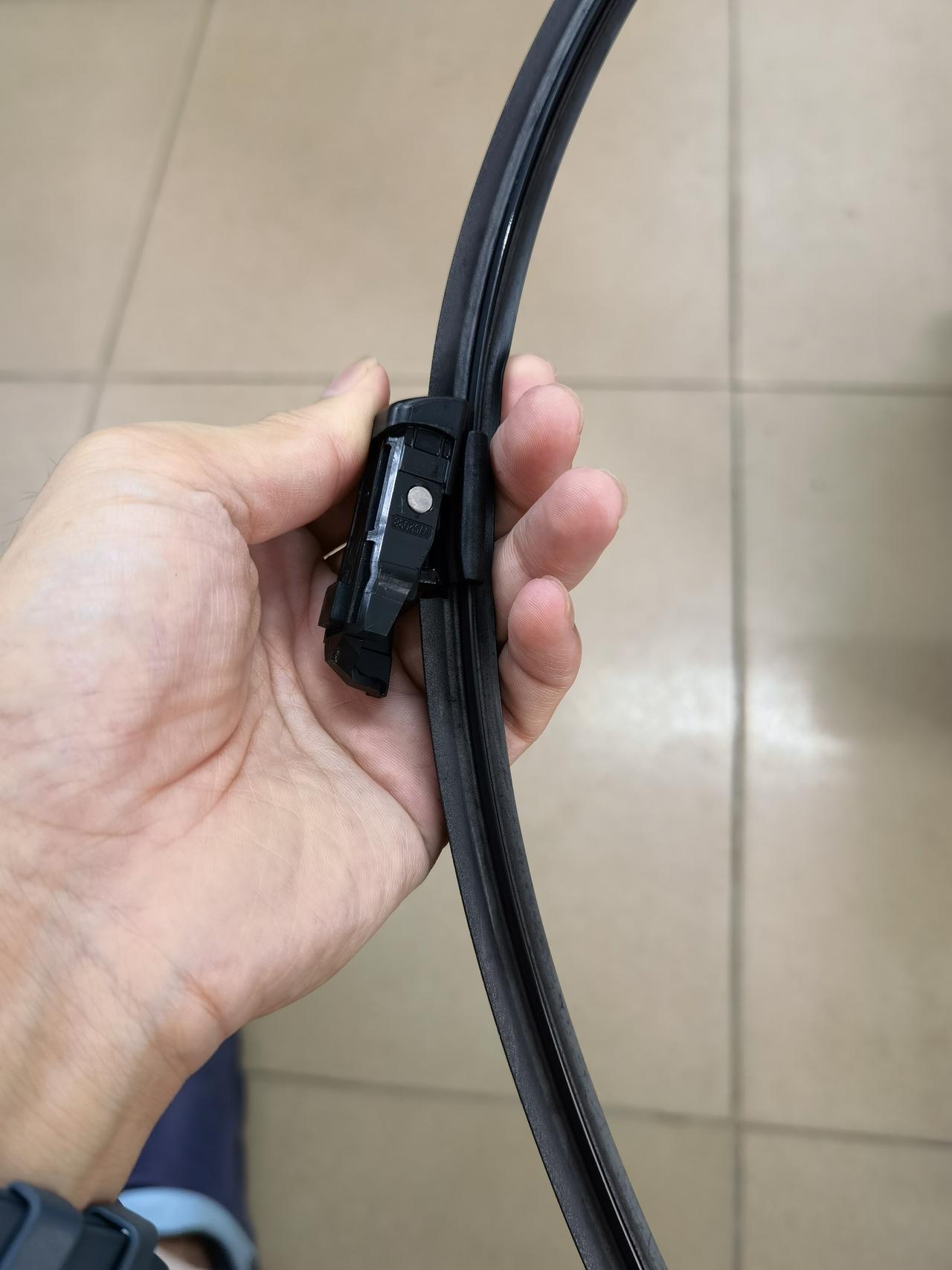比亚迪唐DM 唐dmi怎么换雨刮条，就只是橡胶条，不是整个雨刮。图中的是拆下的雨刮