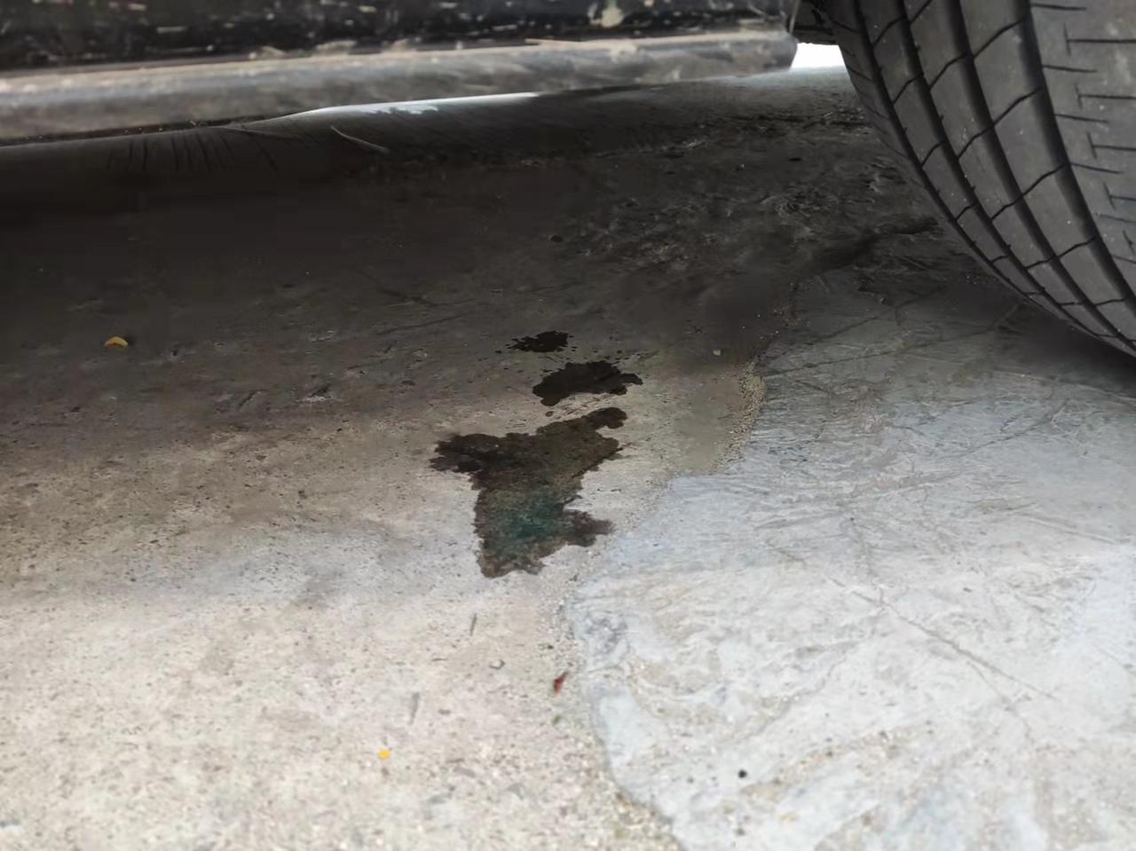 马自达3 昂克赛拉 大佬们…怎么加了玻璃水开了一段距离后，停了几分钟…留出这样的水…是不是玻璃水？是不是有什么装水的那个