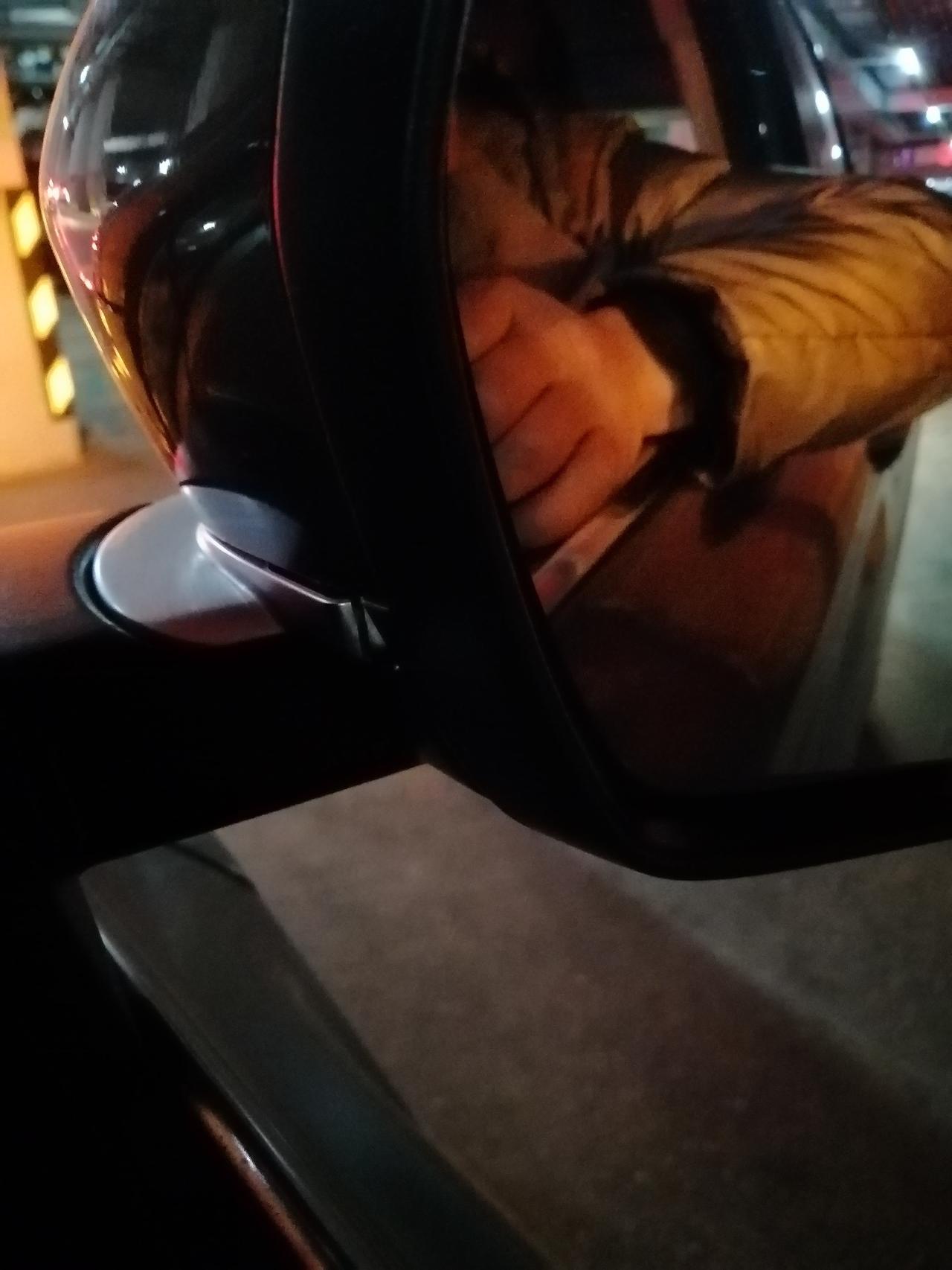 缤越铂金版右侧反光镜，倒车时不小心挂到旁边柱子上了，当时立即搬回来自动折叠还能用，留下了一个口子，看着有点不舒服，这还能