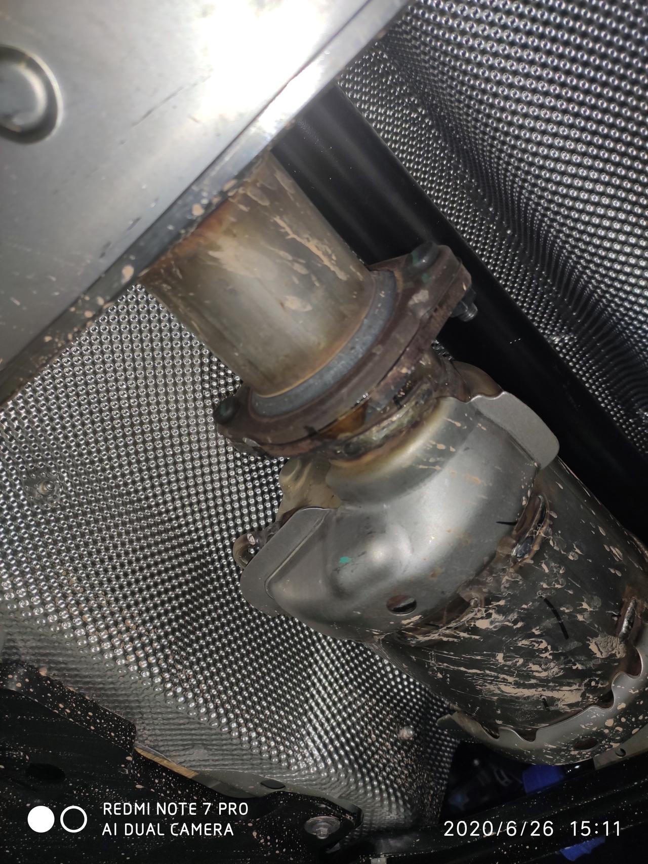 沃尔沃XC60 新提的20款xc60 发现排气管前节与中节接口的位置滴水 是不是密封不严  算不算毛病