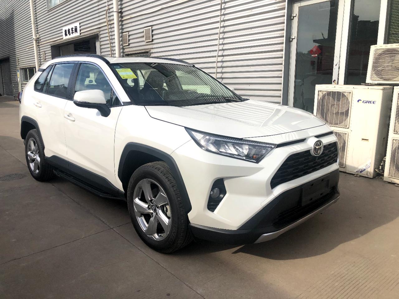 丰田RAV4荣放 各位大佬 荣放 两区风尚版落地20万 分期两年无息 能谈下来？ 还能要那些赠送呢