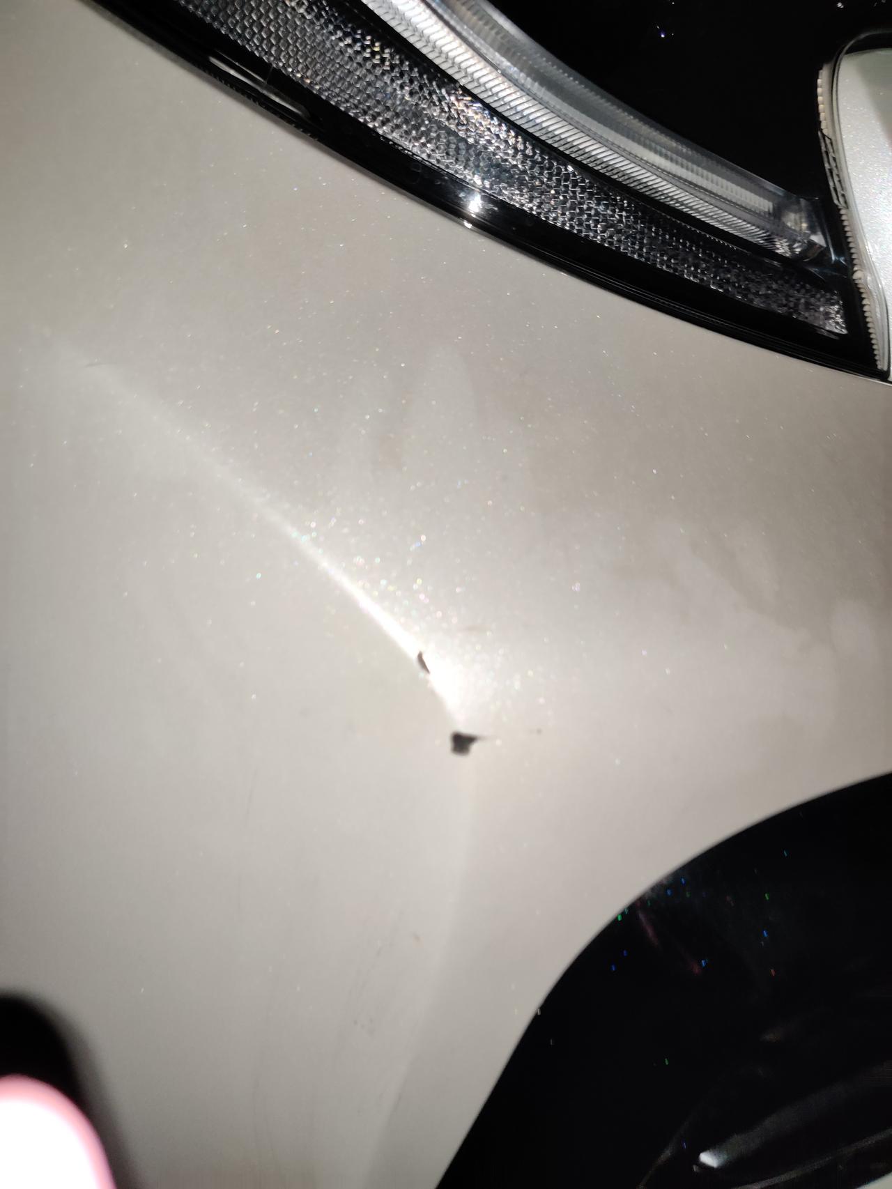 雷凌1.2t运动版  前面车灯下面位置  是塑料还是铁的需不需要去补漆 刮蹭了一下
