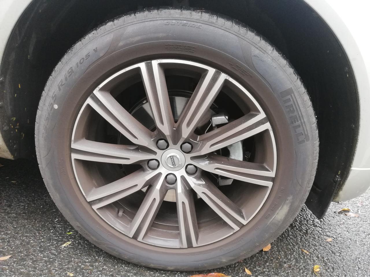 沃尔沃XC60 xc60 21款 致远版 目前 4000公里 前轮毂很多刹车粉 擦了又有  后轮不明显。正常吗？