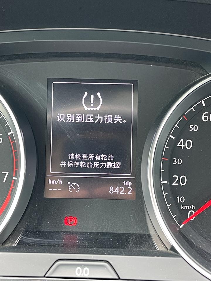 大众高尔夫 胎压报警亮了，是咋回事啊？今天开车的时候突然胎压报警亮了，下车看了一下四个轮胎，没有明显的漏气。而且正常行驶