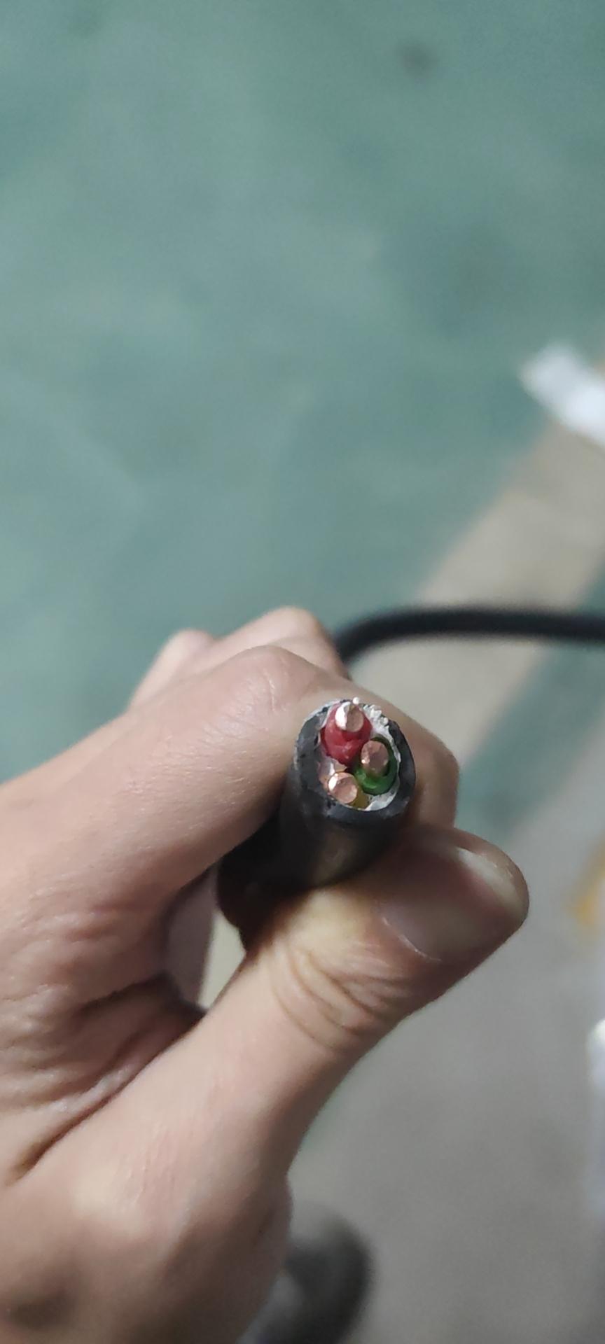 比亚迪唐DM 充电桩终于就位，从4楼电表走线到-2楼，总线长63米，装了一个铁盒，收费1600多。现在有充电条件了，就想