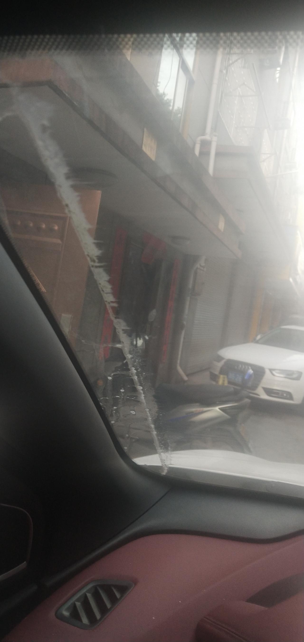 吉利缤越 你们的雨刮器是不是都不能刮到最左边 ，感觉非常影响视线 ，有安全隐患