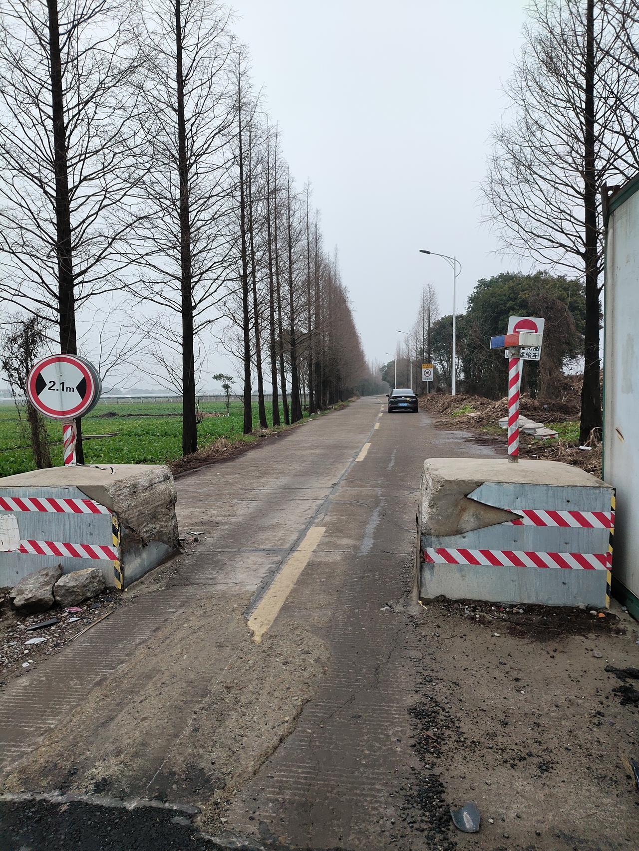 马自达3 昂克赛拉 开了快五百公里，过这里第三次没下车看，以为能过，还是刮到，喷漆这要多少米