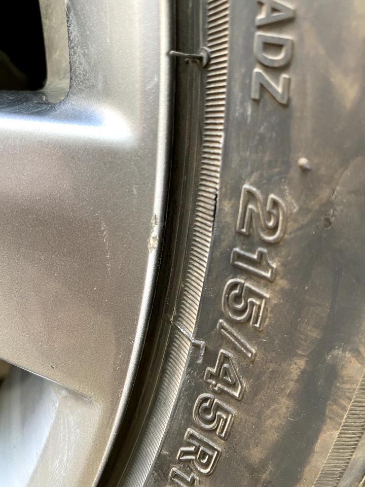 马自达3 昂克赛拉 这样的损伤影响行车安全吗，用不用去处理一下，轮毂有点蹭伤，主要是轮胎也有蹭伤和开裂，应该是上次过坑导