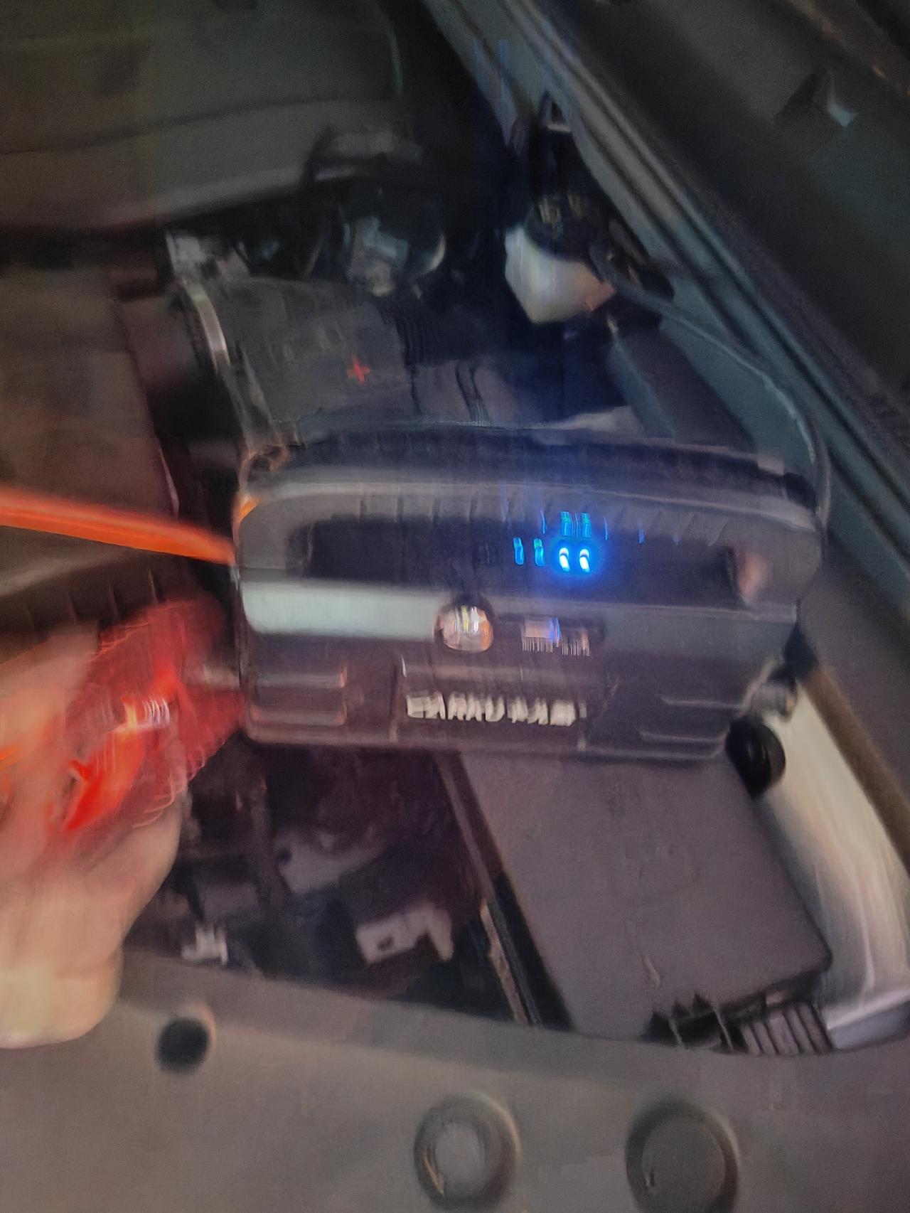 9月3号买的吉利缤越cool中配版不到一个月，右后车窗升降不了，还打不着火，打售后电话来的维修人员说是电瓶亏电，让我开车