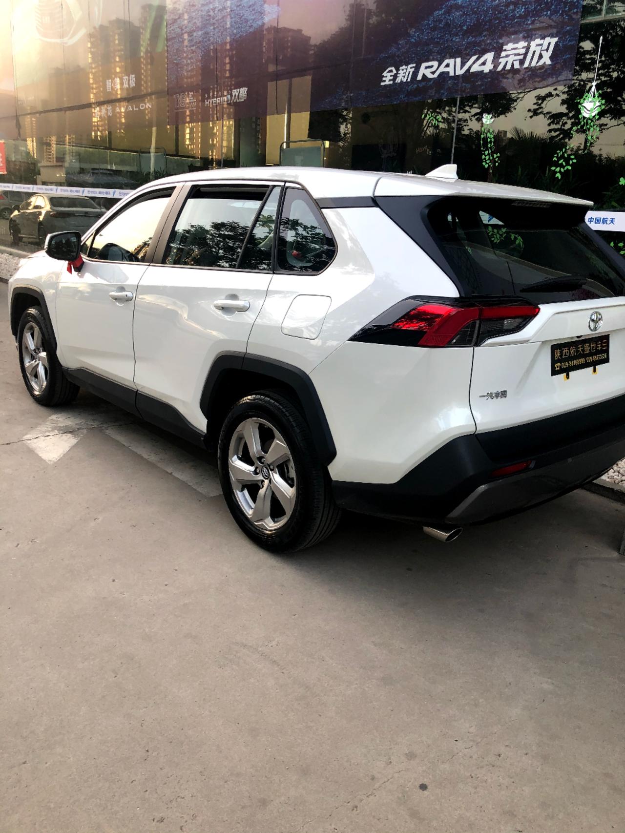 丰田RAV4荣放 各位大佬 荣放 两区风尚版落地20万 分期两年无息 能谈下来？ 还能要那些赠送呢
