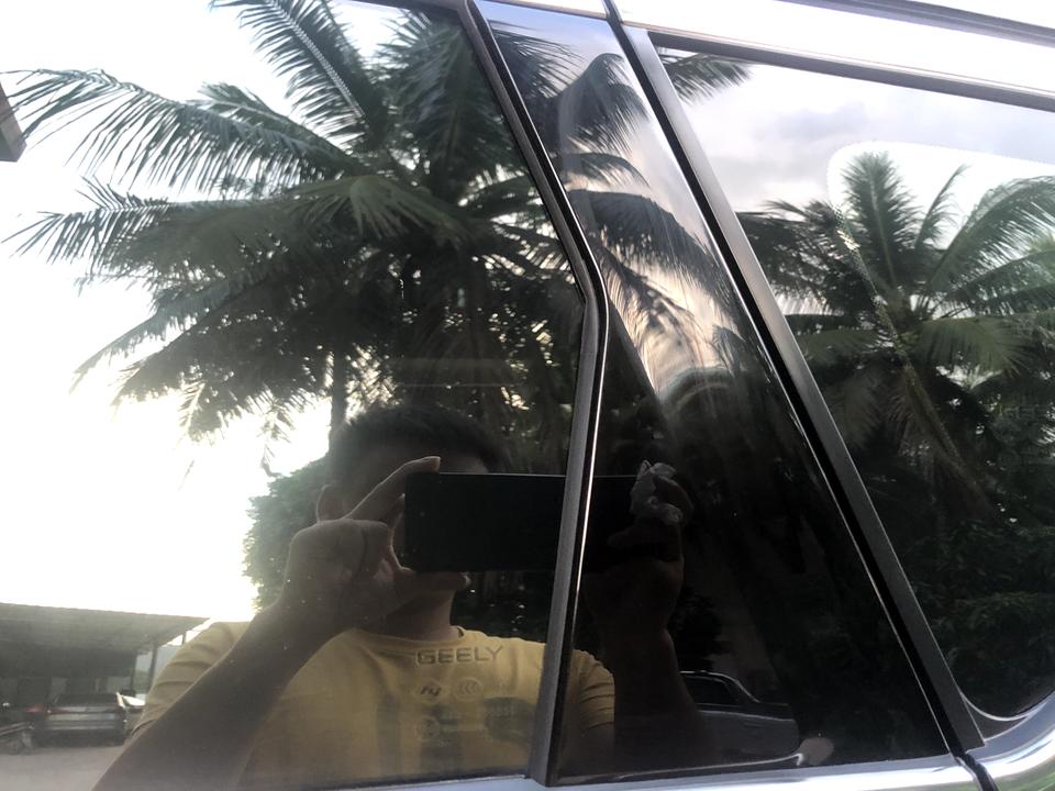 吉利缤越 c柱这地方的胶水印怎么去除？有没有办法推荐一下。
