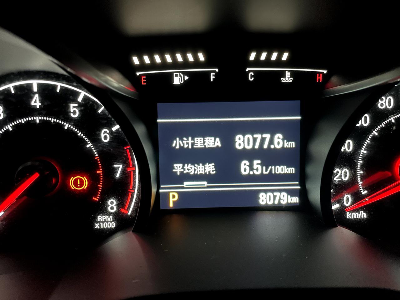 雪佛兰科鲁泽 两个油耗显示图，哪个更准确？车子买了一年多了，才跑八千公里，感觉挺多余的，准备等到一万公里的时候去做二保。