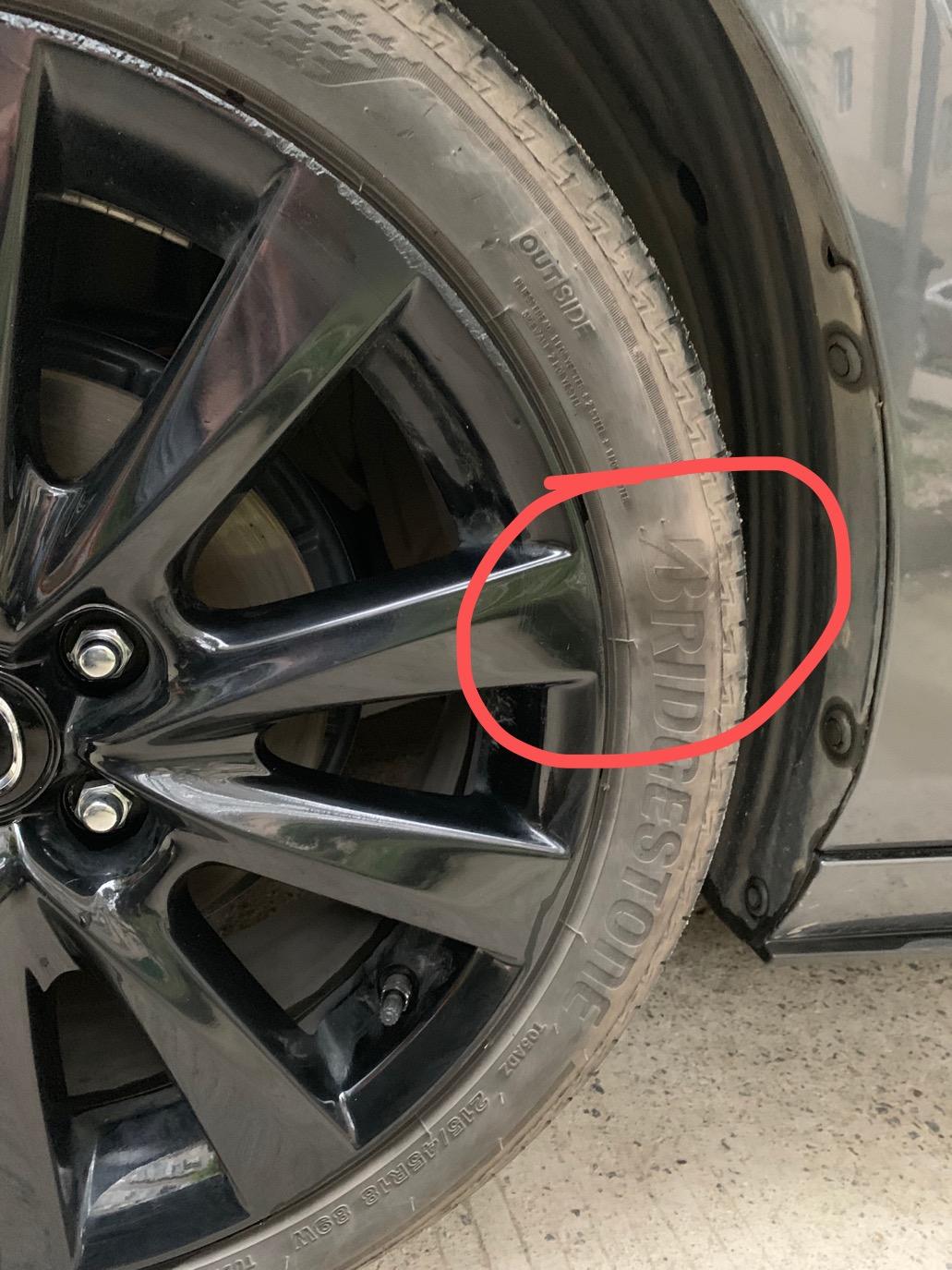 马自达3 昂克赛拉 兄弟们今天刚到的水枪?快乐洗了个车发现轮胎鼓包了，平时几乎不上高速老司机觉得这种鼓包有必要更换轮胎嘛