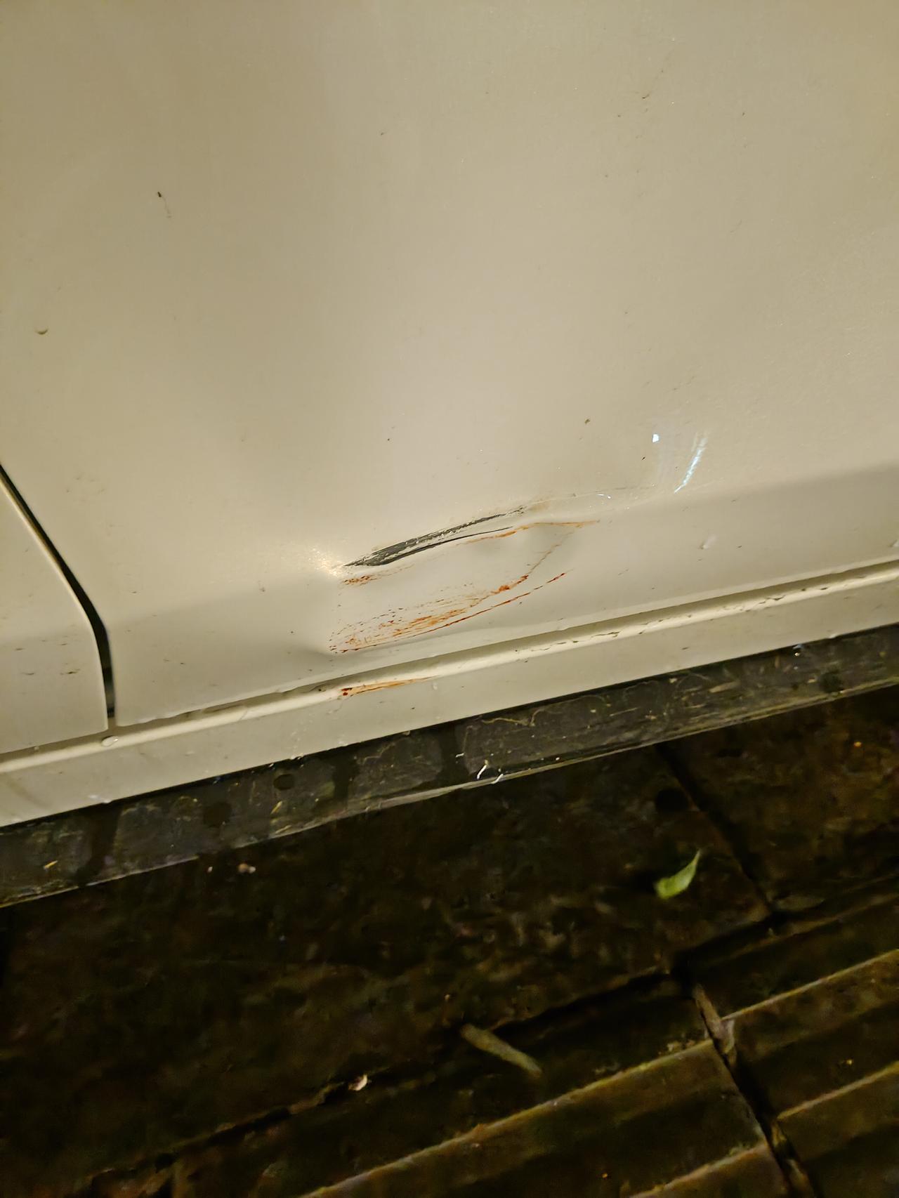 马自达3 昂克赛拉 油友们，自己撞车右边门凹进去一点点需不需要走保险呀？？