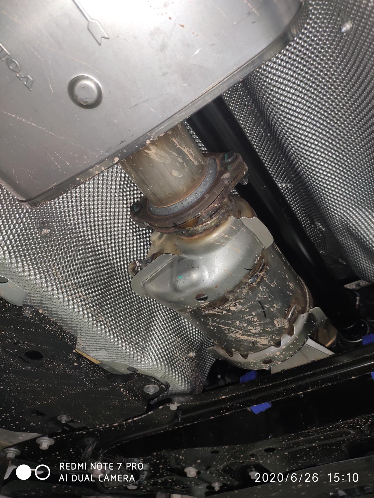 沃尔沃XC60 新提的20款xc60 发现排气管前节与中节接口的位置滴水 是不是密封不严  算不算毛病