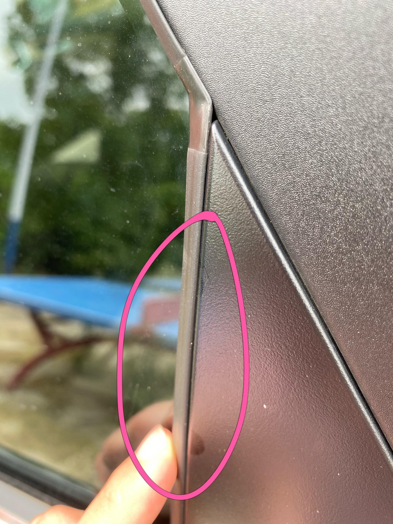 雪佛兰科鲁泽 像这个固定窗户旁边的这个地方突出来了怎么办？包括包裹窗户的也松了