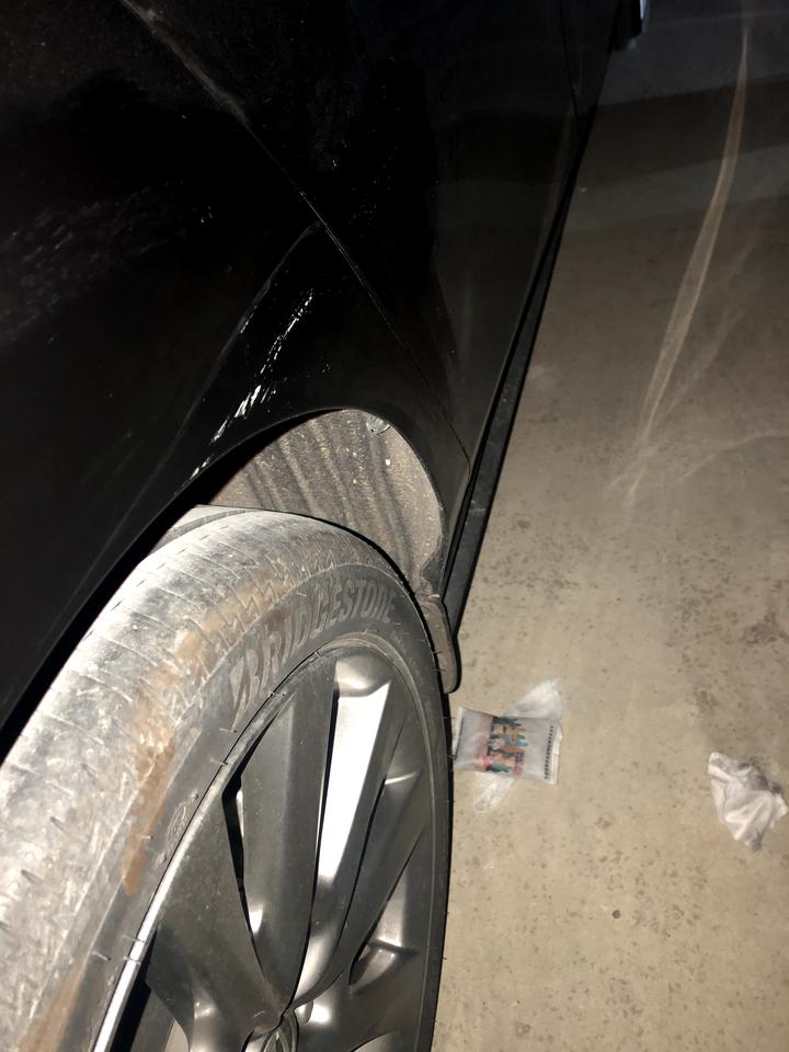马自达3 昂克赛拉 车友们这几处痕迹算漏底漆吗，可不可以抛光恢复啊，白色的漆不是我车的能扣掉