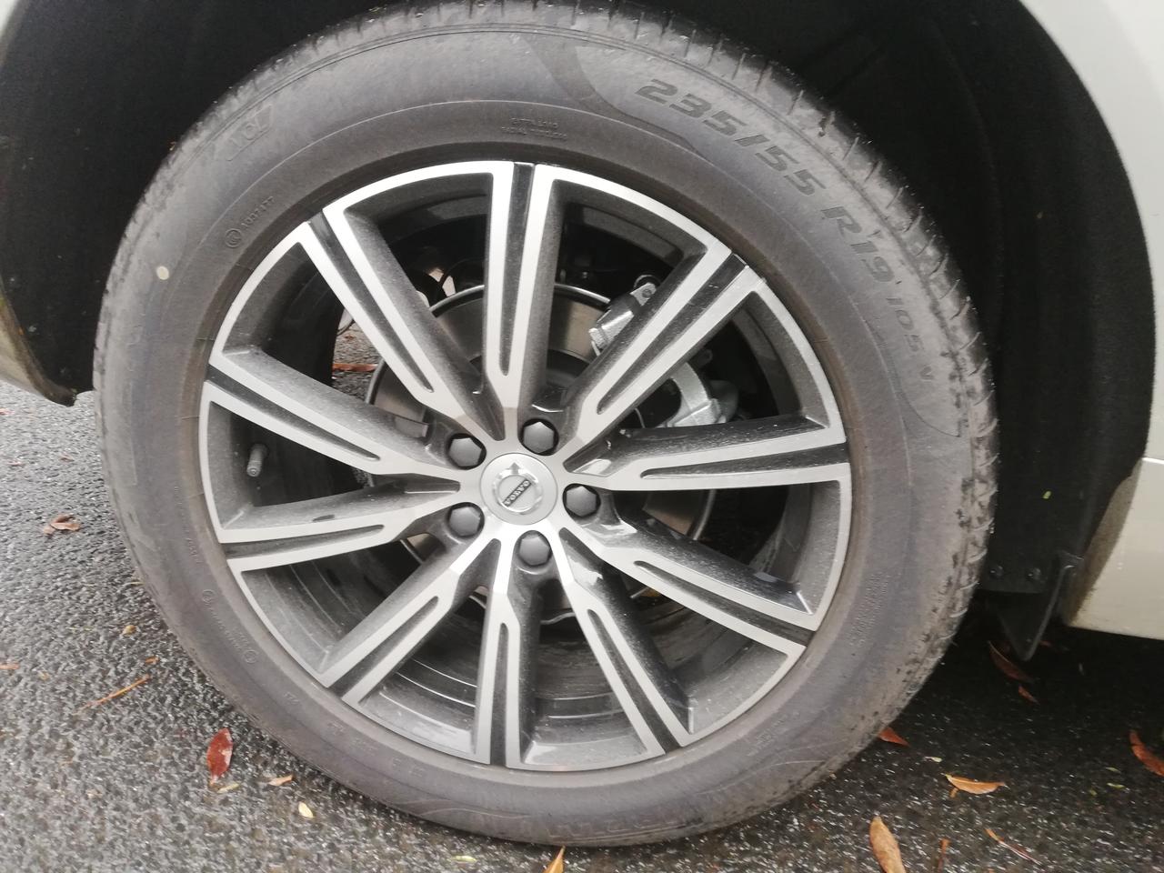 沃尔沃XC60 xc60 21款 致远版 目前 4000公里 前轮毂很多刹车粉 擦了又有  后轮不明显。正常吗？