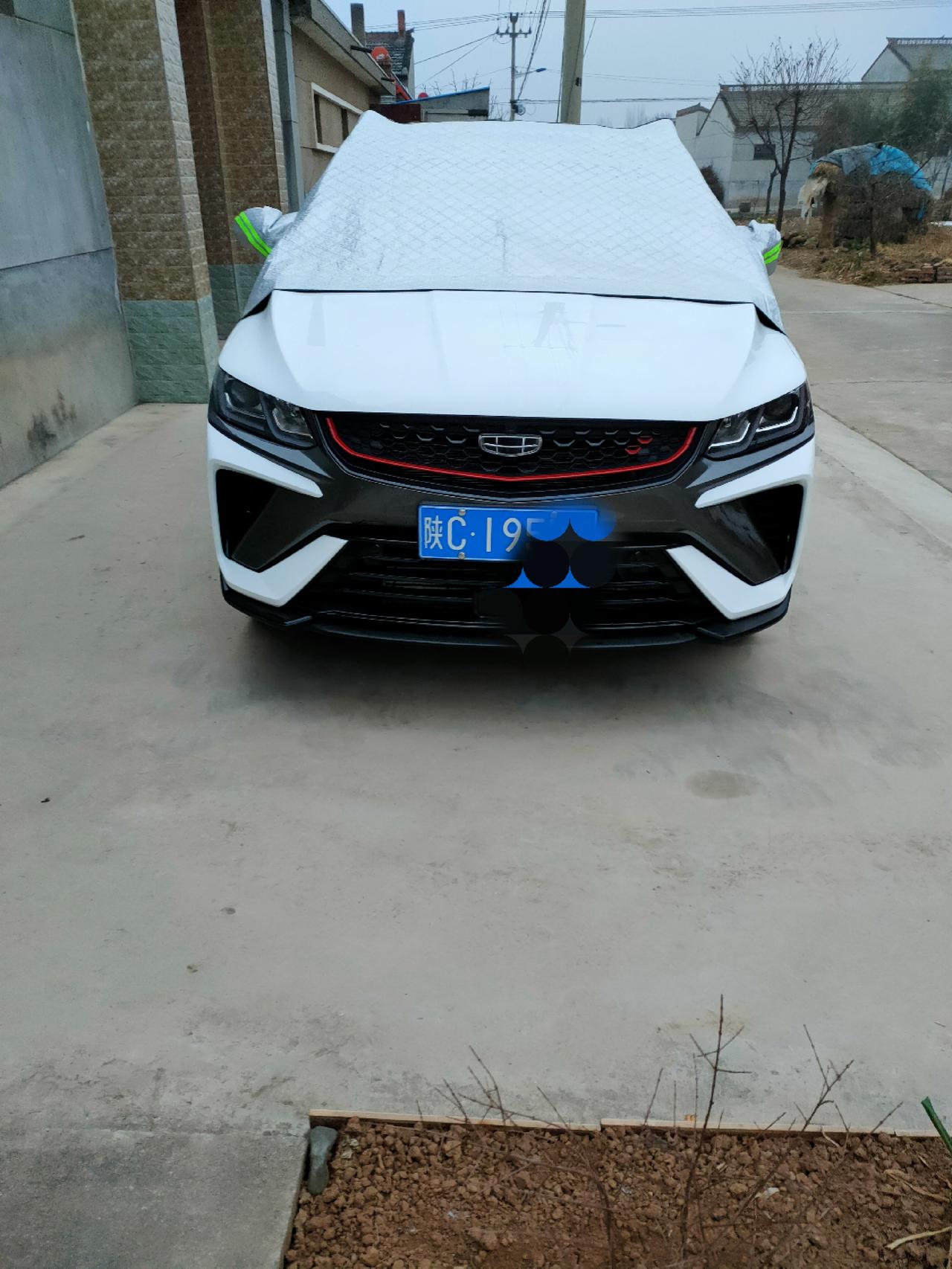 吉利缤越铂金版怎么没有前雾灯啊