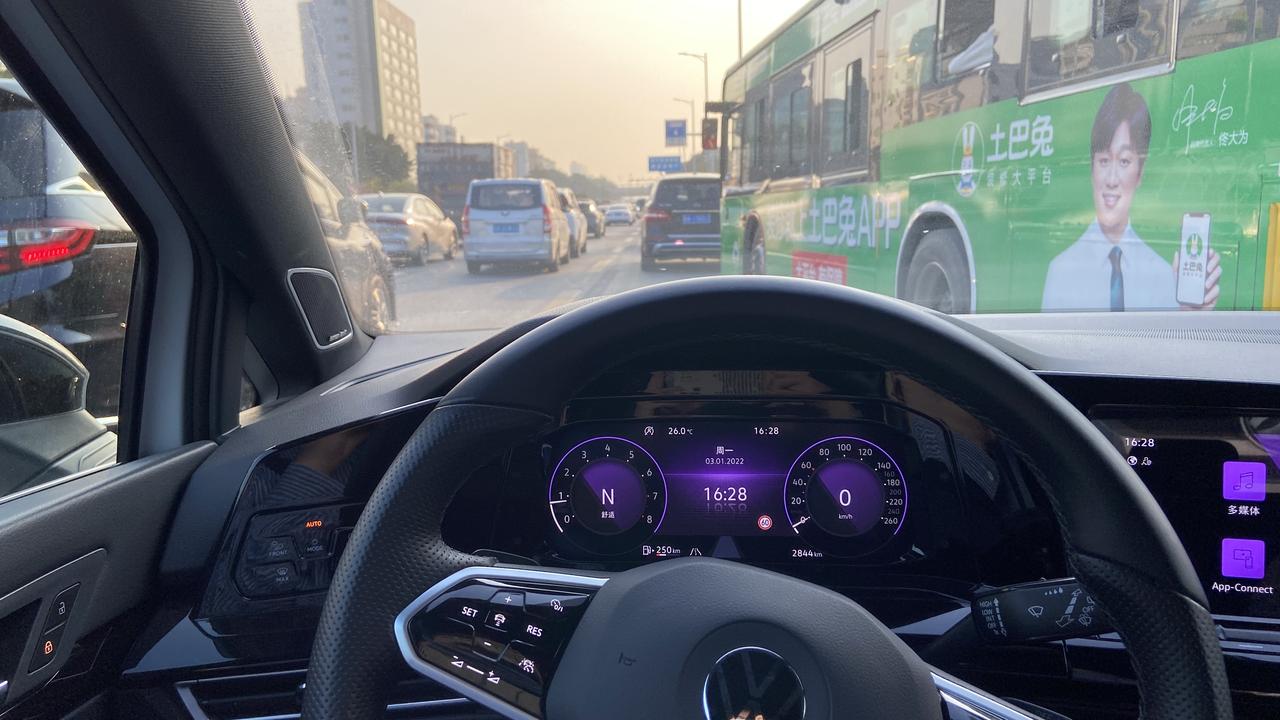 坐标广东，八代R Line实在是很喜欢，在江门和广州的店都试探性问过价格，不选装落地在18w左右，因为现在不着急用车，是
