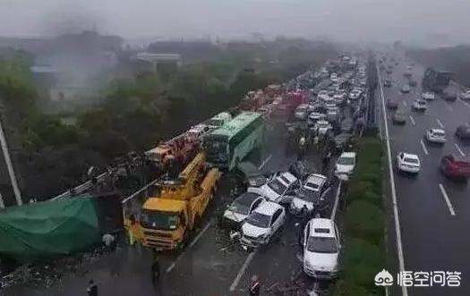 丰田雷凌 在高速路上多车追尾碰撞，夹在中间车辆要负什么责？
