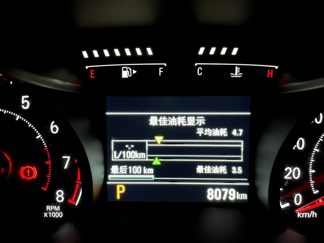 雪佛兰科鲁泽 两个油耗显示图，哪个更准确？车子买了一年多了，才跑八千公里，感觉挺多余的，准备等到一万公里的时候去做二保。