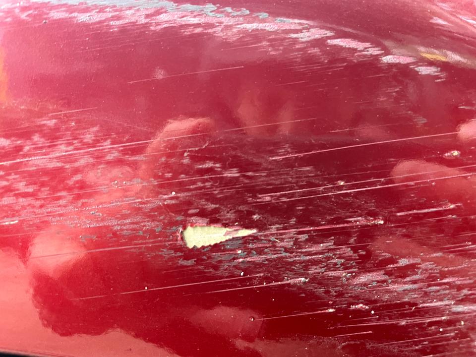 马自达3 昂克赛拉 车友们，下暴雨反光镜看不清刮墙上了，请问这是漏底漆了吗？不补的话会不会生锈啊