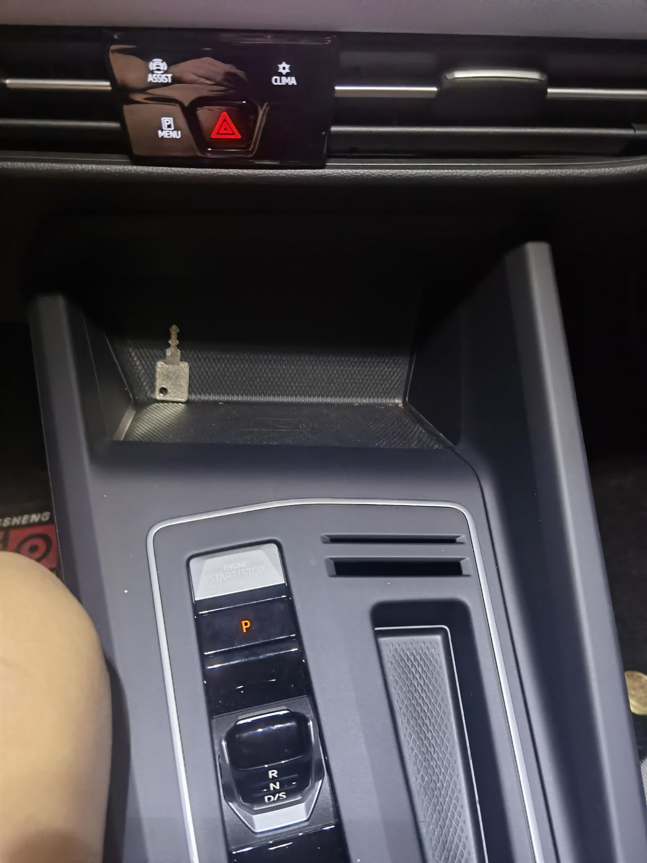 大众高尔夫 中控下面储物盒氛围灯不亮了，一开始是亮的，高8pro 其他都是亮的