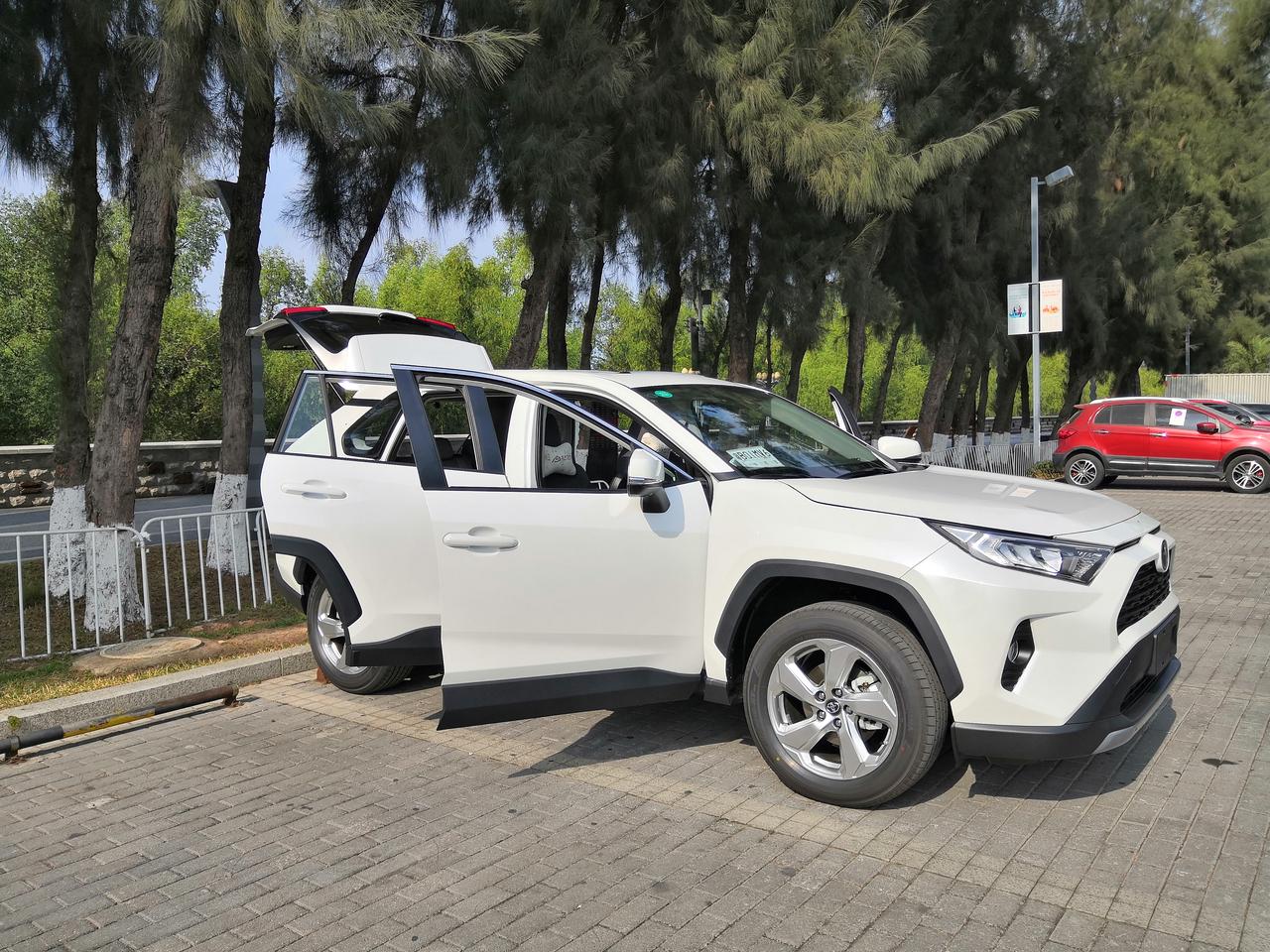 丰田RAV4荣放 最近刚入手的RAV4，开了有半个月。发现几个问题。1.第一个问题是发动机启动在P档的情况下，大概2-3