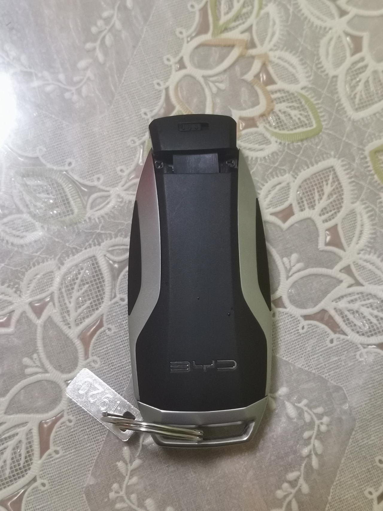 比亚迪唐DM 唐dmi钥匙怎么更换电池？唐dmi开车将近10个月，今天下班钥匙解锁车门没反应（钥匙按键都没有反应），咨询