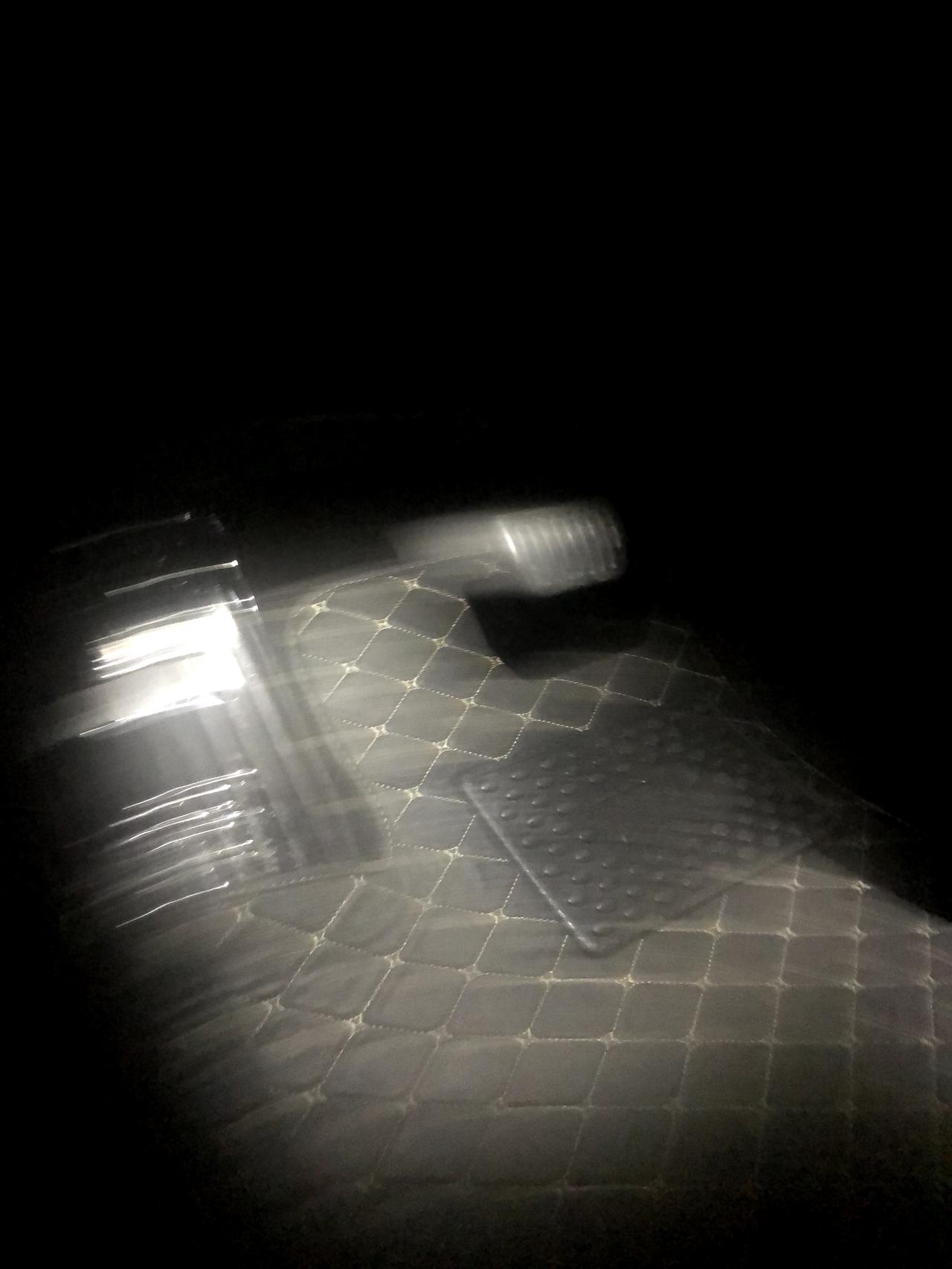 吉利缤越 晚上这两个地方的小灯怎么关闭？