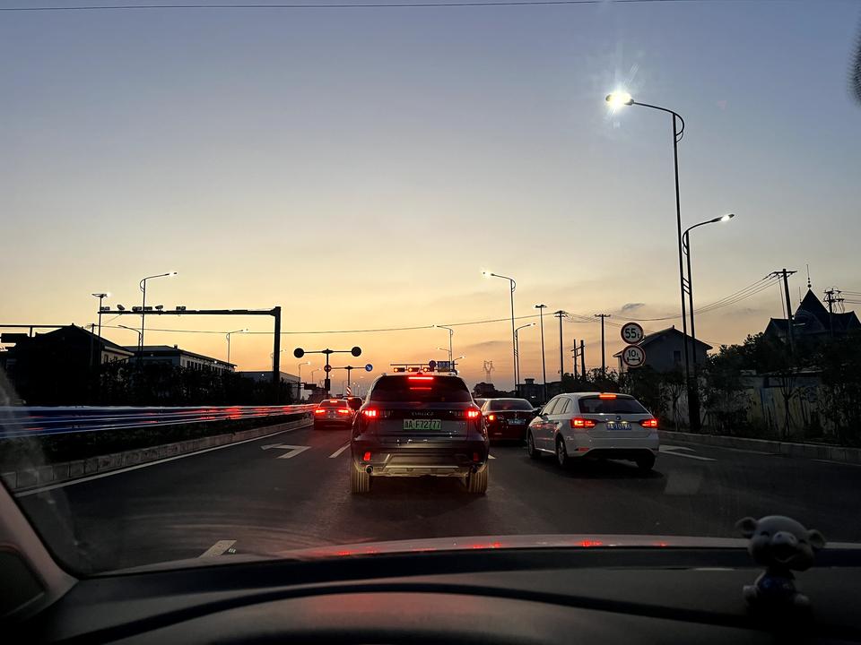 想问一下各位大佬，本人不懂车，01年萌新一枚，家里第一辆车预算落地33w以内都可以 家里条件正常，不出意外结婚应该是不会