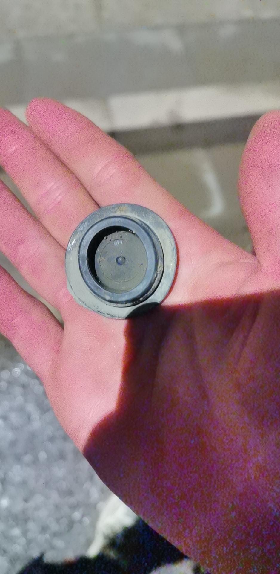 马自达3 昂克赛拉 这是啥，换副驾轮胎地上发现的