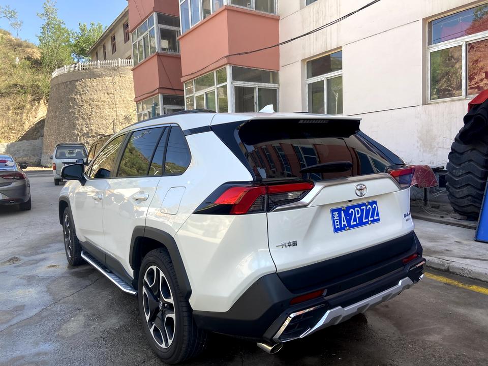 丰田RAV4荣放 为什么翻了半天没有胎压检测   刚买了半个月胎就扎了 都没显示报警 也不知道 辛亏及时发现了！