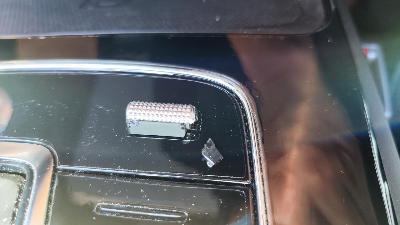 比亚迪唐DM 有这个切换键坏了的吗？用车不到一年，碎了三块，没磕没碰