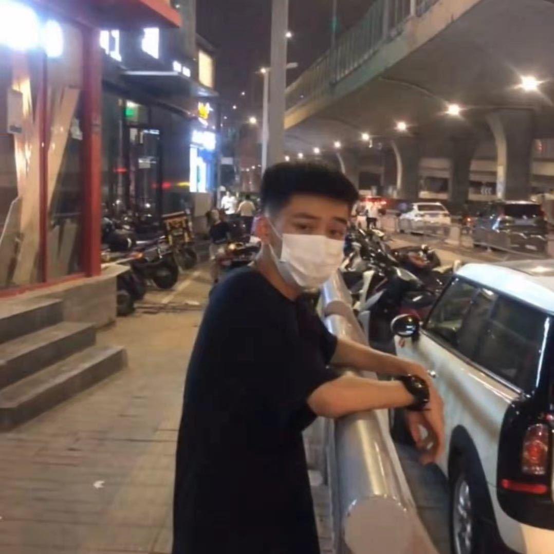 比亚迪唐DM @情怀车 改装车就是20年在温州打工的时候在路边拍照也把这辆车拍进去了 就是想问一下有谁知道是什么车吗？真