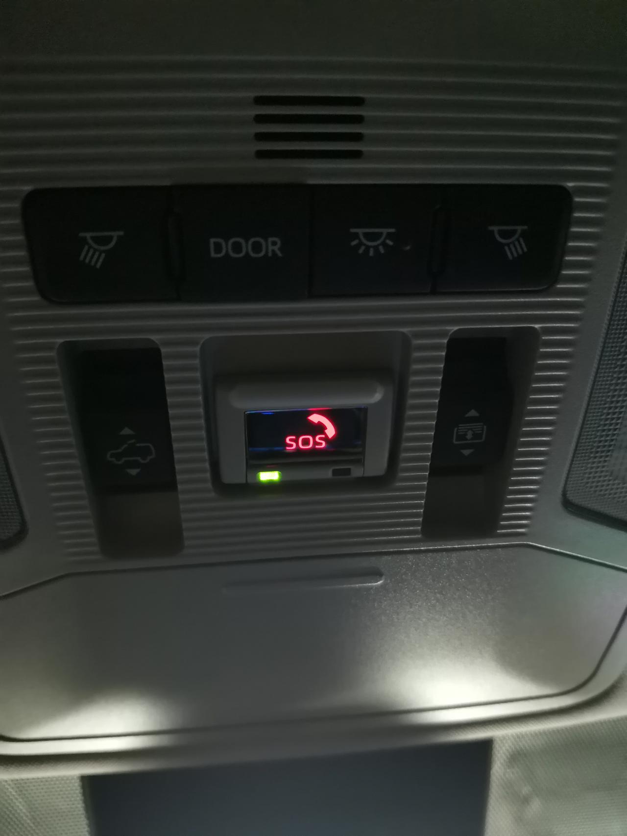 丰田RAV4荣放 RAV4 车顶SOS旁边的小绿灯常亮是什么意思？如题，只要启动汽车，靠近驾驶座的小绿灯就一直亮着，不知