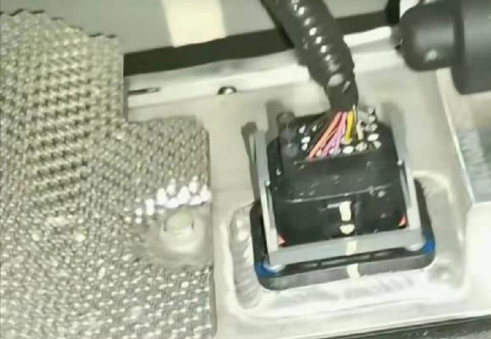 比亚迪唐DM 你们提车底盘看了吗，今天提车了，电池线束就这样裸露着，宋的车友圈不是说已经改进了吗？