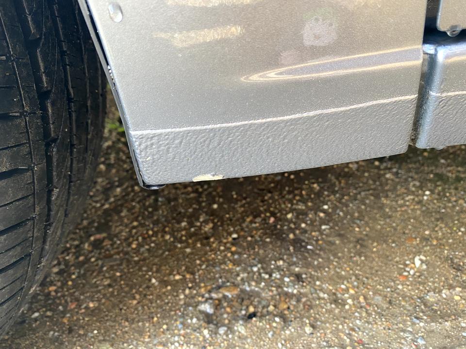 雪佛兰科鲁泽 各位老哥们，车下面大梁那面就是挺粗糙的那个地方 刮了一下，把油漆给刮掉了，但是摸着里面软软的，不像是铁，改