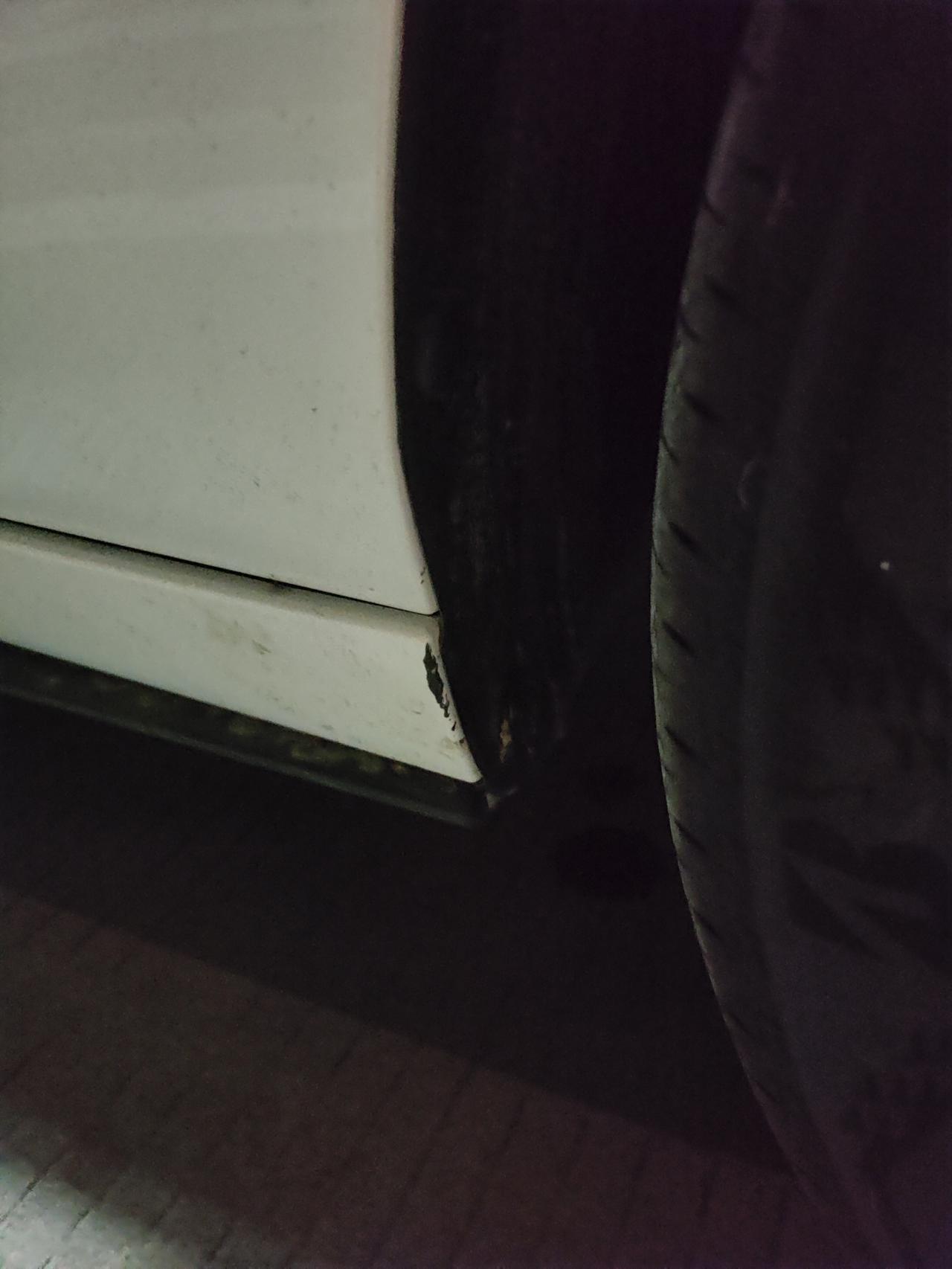 马自达3 昂克赛拉 新手新车上路，掉头以为能过最后还是蹭到一点，这咋整啊