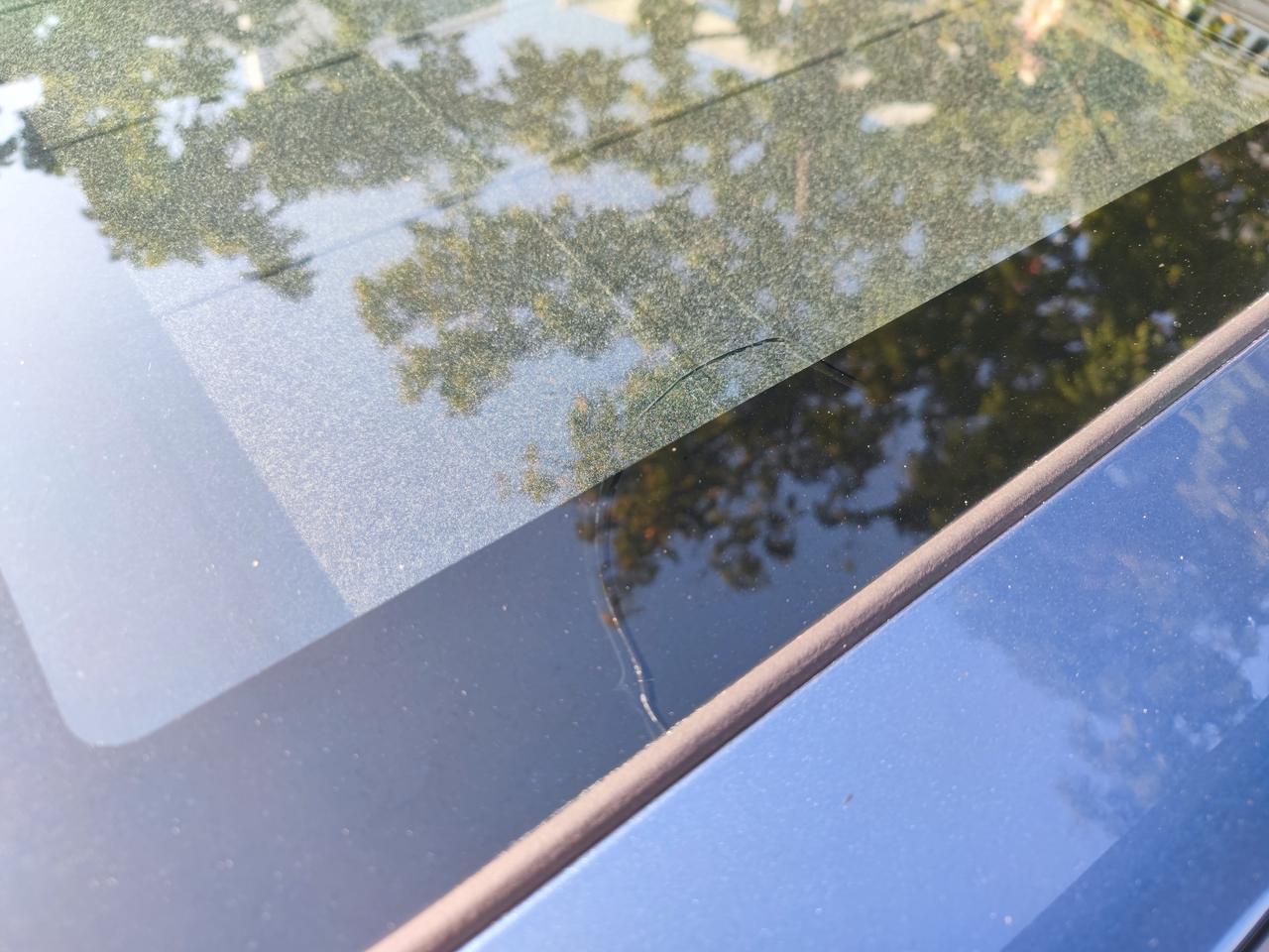 斯巴鲁森林人 各位老哥 天窗被树上掉落的芒果或者树枝击中 天窗玻璃出现裂痕 维修的话是要换天窗总成还是单换玻璃？