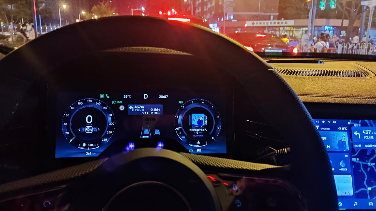 领克09 最近发现个问题，车子在正常行驶后停车，一旦拉开主驾驶侧的门后，车子就会自动熄火，座椅也会直接移动到靠后位置。有