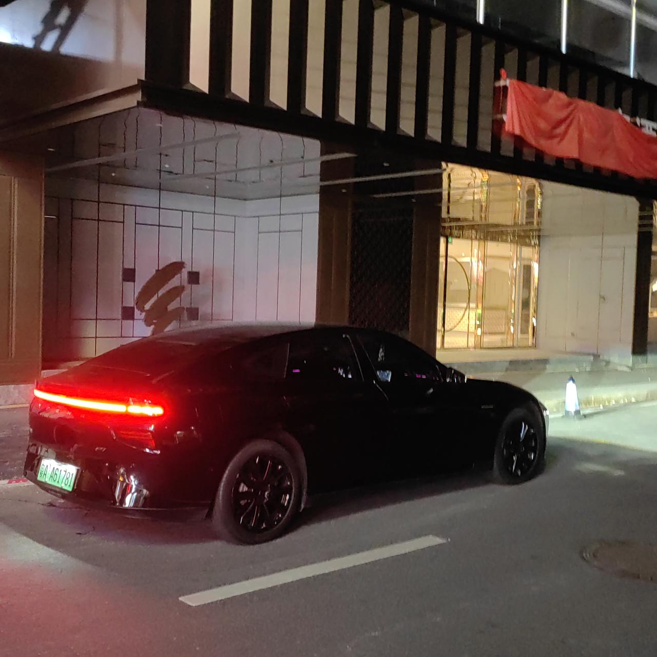 小鹏小鹏P7 我想问一下，我的p7过减速带基本没什么震感觉，但是过两边不平齐的坑洼路面，或者过减速带转弯的话，就会有剧烈