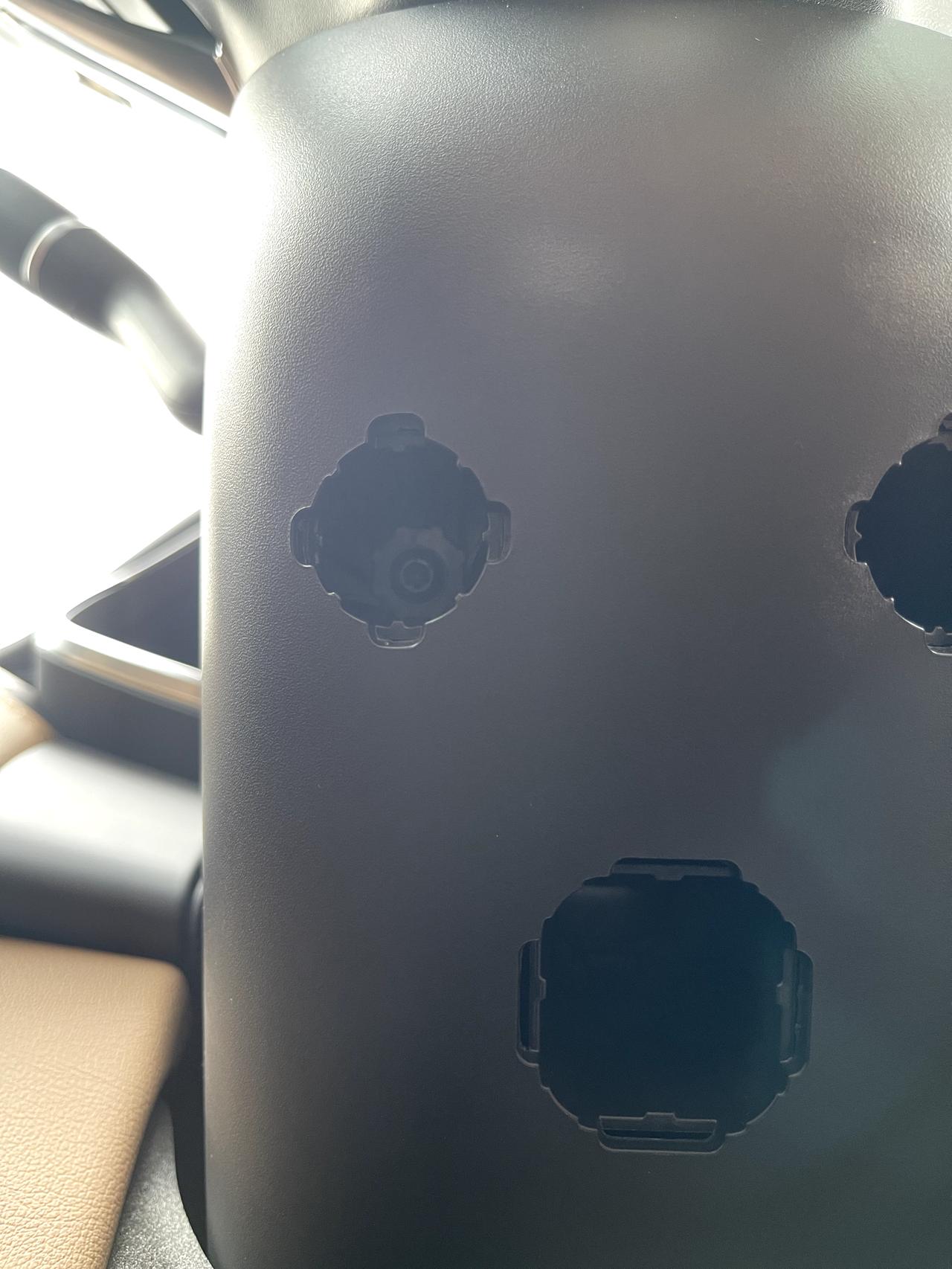 捷豹F-PACE 22款Fpace HSE方向盘下边这个哭脸emo的三个空位是干嘛的？不应该有塞子封住吗？难道这个也减配